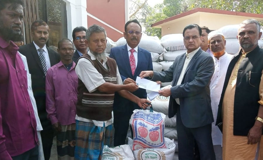 পটুয়াখালীর বাউফলে মার্কেন্টাইল ব্যাংকের কৃষি উপকরণ বিতরন