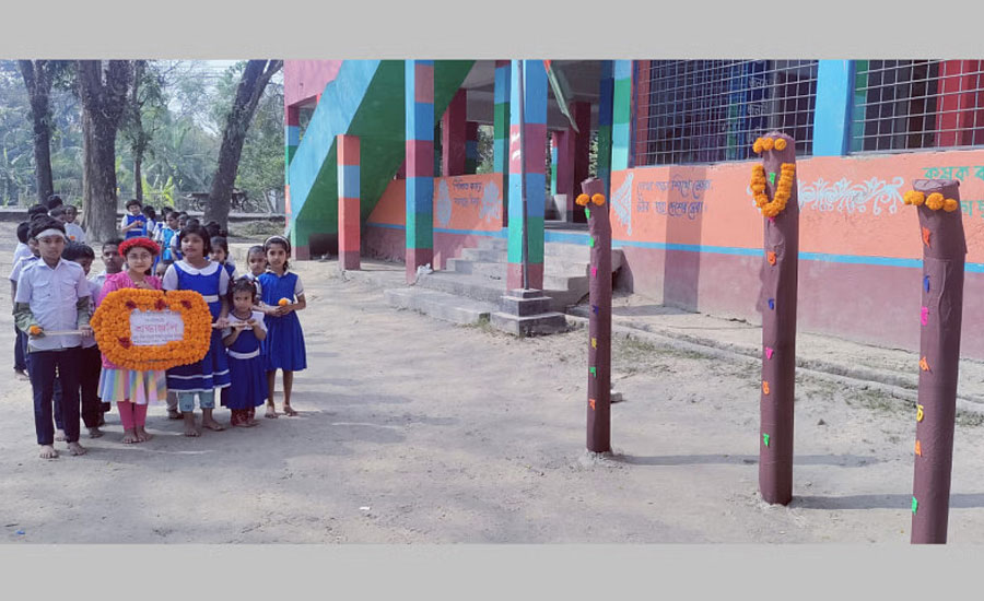 কলা গাছ দিয়ে তৈরি প্রতীকী শহীদ মিনারে শিশুদের শ্রদ্ধা
