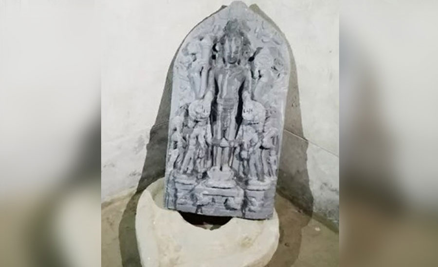 পুকুর খননের সময় বেরিয়ে এলো কোটি টাকার বিষ্ণুমূর্তি