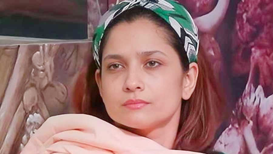যে কারণে চলন্ত ট্রেন থেকে ঝাঁপ দিয়েছিলেন অভিনেত্রী 