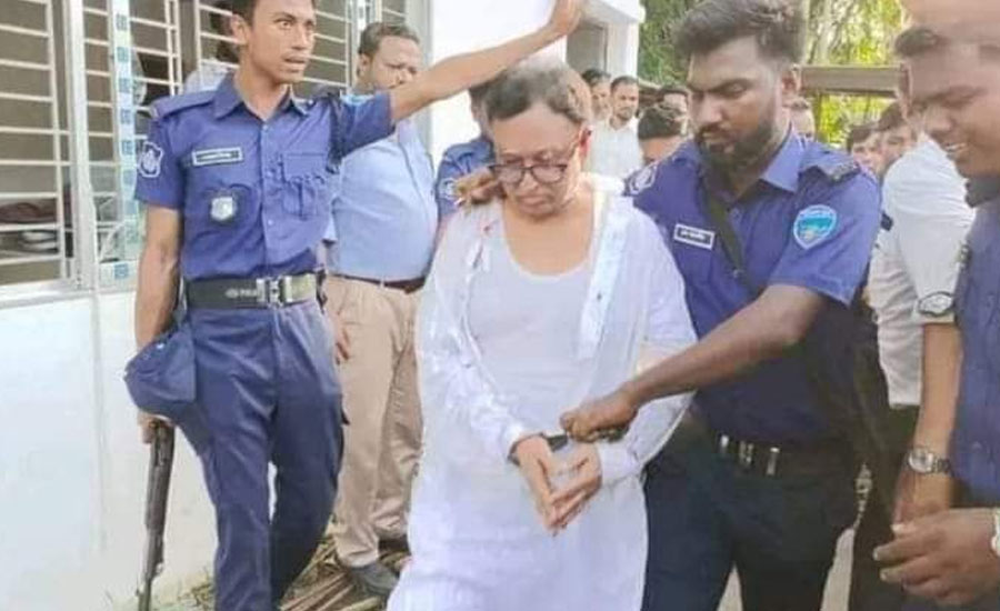 লোহাগাড়া ব্রীজ নির্মাণে তথ্য চাওয়াতে  সাংবাদিকের মোবাইল ভাঙচুর