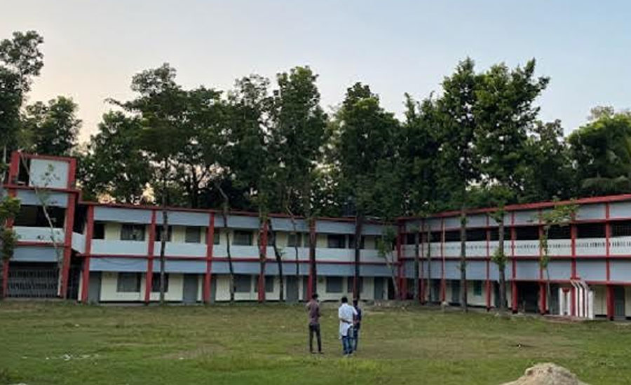 বাবার লাশ হাসপাতালে, চোখ মুছতে মুছতে পরীক্ষার হলে তাসমিন