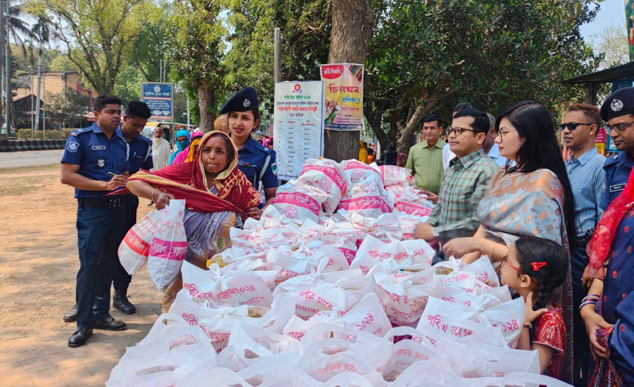 চুয়াডাঙ্গায় দরিদ্র নারীদের মাঝে ২৫ টাকা কেজি চাউলসহ অর্ধেক মূল্যে খাদ্য সামগ্রি বিক্রি করলো