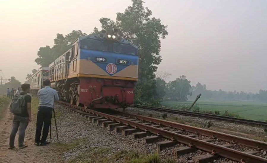 কুমিল্লায়  বিজয় লাইনচ্যুত: ৪ দিন পর উভয় লাইনে ট্রেন চলছে 