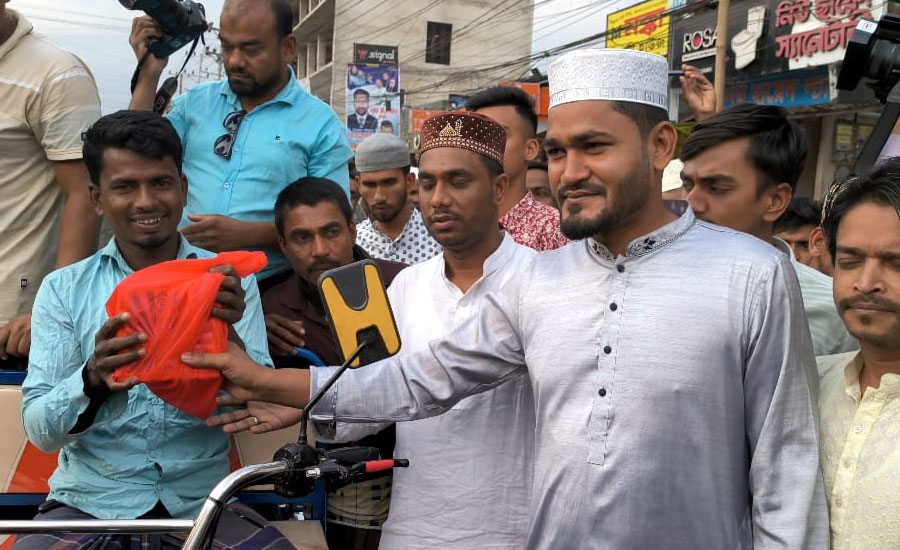 নোয়াখালীতে আওয়ামী লীগের উদ্দ্যেগে অসহায় গরীবদের মাঝে ইফতার সামগ্রী বিতরণ 