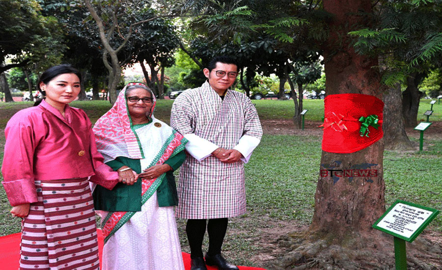 ছুঁয়ে দেখলেন বাবার লাগানো গাছ, নিজে লাগালেন ‘নাগেশ্বর চাপা’