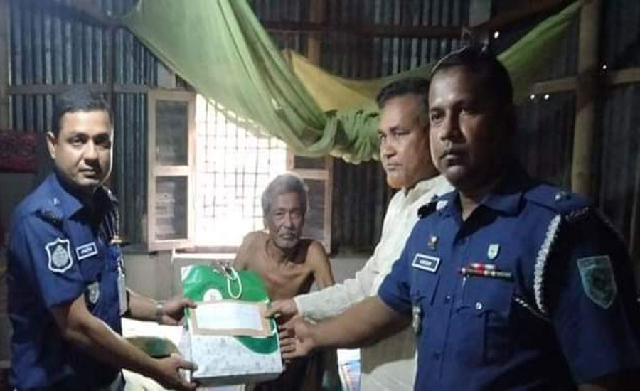 কুড়িগ্রামে পত্রিকা বিক্রেতা কালীপদ মহন্তের পাশে রাজারহাট থানা পুলিশ