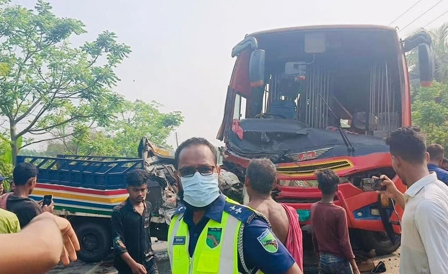 ফরিদপুরে বাস-পিকআপ সংঘর্ষে নিহত ১৩
