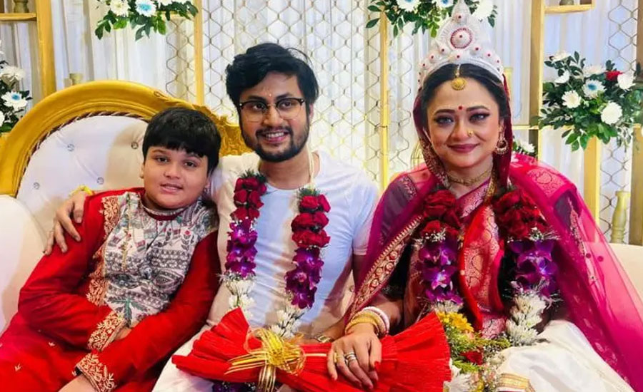ছেলেকে পাশে নিয়েই বিয়ের পিঁড়িতে অভিনেত্রী
