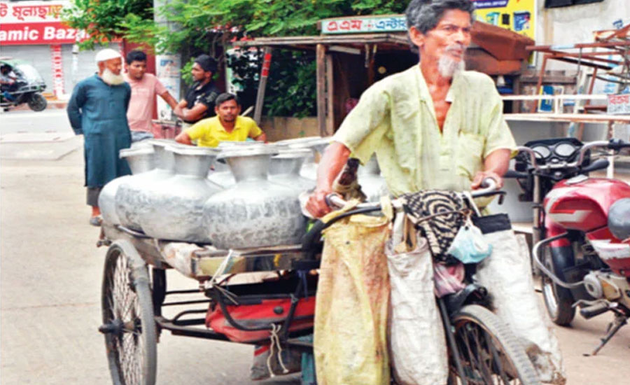 খুলনা নগরীতে নলকূপ ও পাম্পে পানি না উঠায় হাহাকার