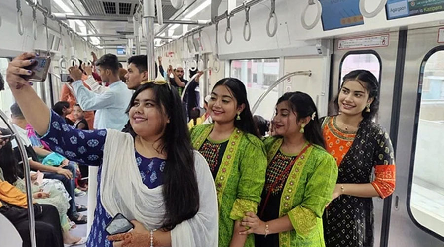 হঠাৎ রিকশার গতিতে চলল মেট্রোরেল!