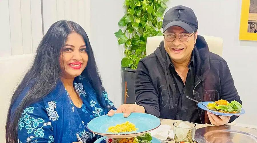 দূর দেশে মৌসুমীর সঙ্গে দেখা ফেরদৌসের, বন্ধুকে কী রান্না করে খাওয়ালেন নায়িকা