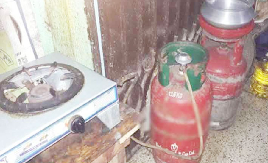 পাথরঘাটায় গ্যাস সিলিন্ডার বিস্ফোরণে বসতঘর পুড়ে ছাই 