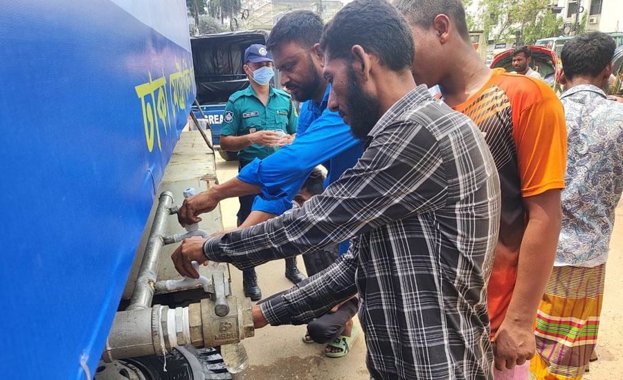 তীব্র গরমে ডিএমপি কমিশনার হাবিবুর রহমানের উদ্যোগে সুপেয় পানির ব্যবস্থা