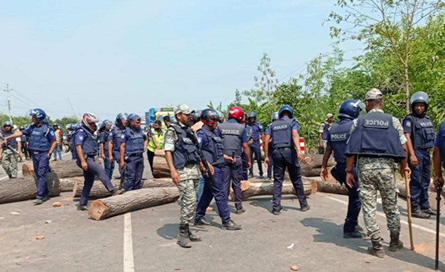 ফরিদপুর-খুলনা মহাসড়ক অবরোধ: টিয়ারশেল ও ফাঁকা গুলি, আহত ১৫