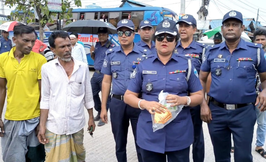 চৌমুহনীতে  ট্রাফিক পুলিশ ও পরিবহন শ্রমিকদের মাঝে পানি স্যালাইন জুস বিতরণ 