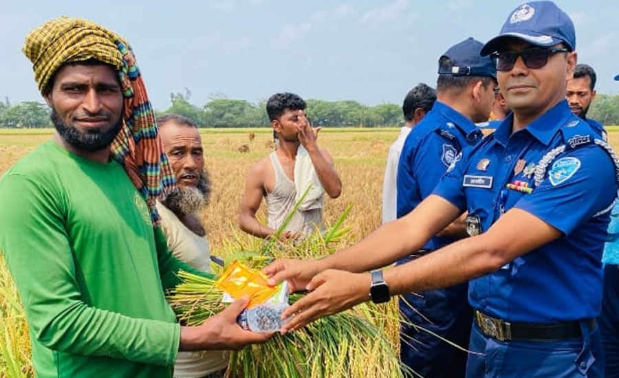 কৃষকদের জন্য পানি-স্যালাইন-জুস নিয়ে ফসলের মাঠে পুলিশ