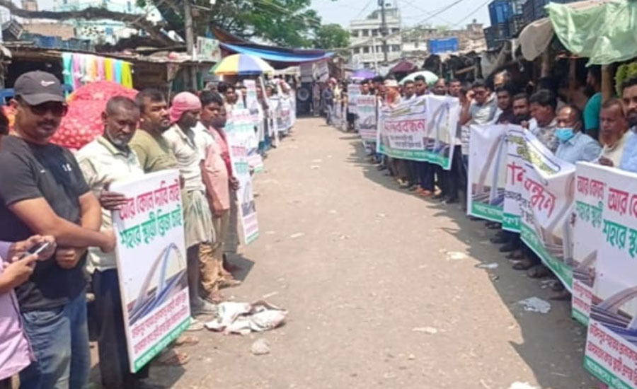 ফরিদপুরে বেইলি ব্রিজ অপসারণ করে স্থায়ী ব্রিজ নির্মাণের দাবিতে মানববন্ধন