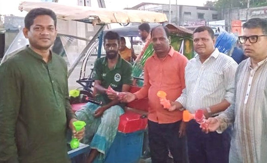 আন্তর্জাতিক শব্দ সচেতনতা দিবসে ম্যানুয়াল হর্ণ বিতরণ করলো পরিবেশ রক্ষা উন্নয়ন সোসাইটি 