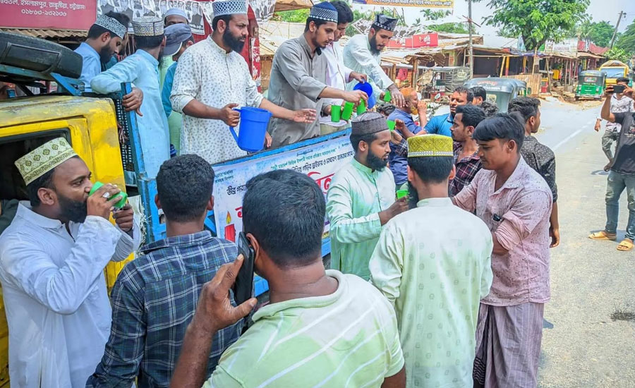 তীব্র গরমে তৃষ্ণার্তদের মাঝে ছাত্রসেনার শরবত বিতরণ 