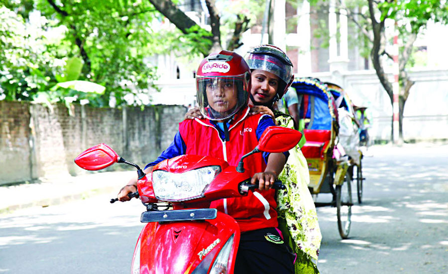 বাইক থামাতে আগে ক্লাচ চাপবেন নাকি ব্রেক? ৯৯% মানুষ সঠিক পদ্ধতি জানেন না, বড় ভুল করেন
