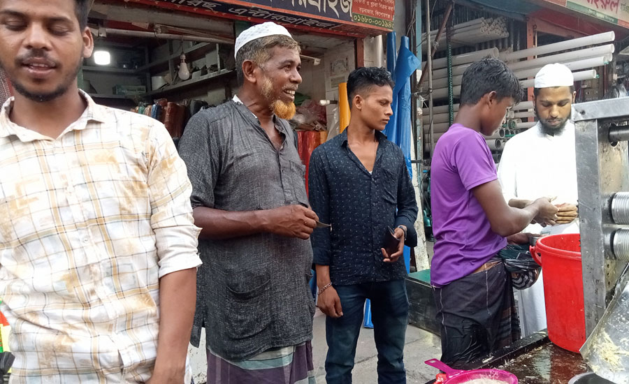 তীব্র গরমে অতিষ্ঠ জনজীবন, রাস্তায় প্রশান্তির খোঁজে পান করছে অস্বাস্থ্যকর শরবত