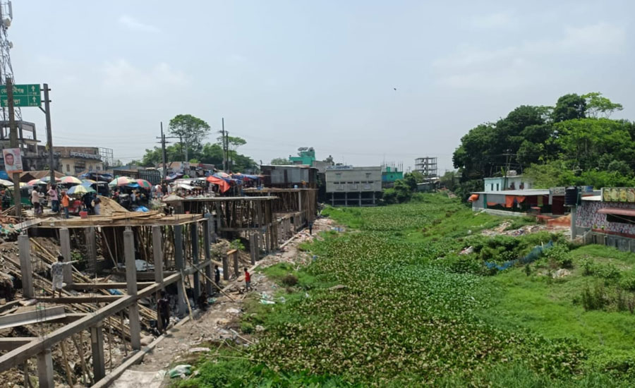 ব্রাহ্মণবাড়িয়ার নবীনগরে সওজের জায়গায় তৈরি হচ্ছে অবৈধ দোকান