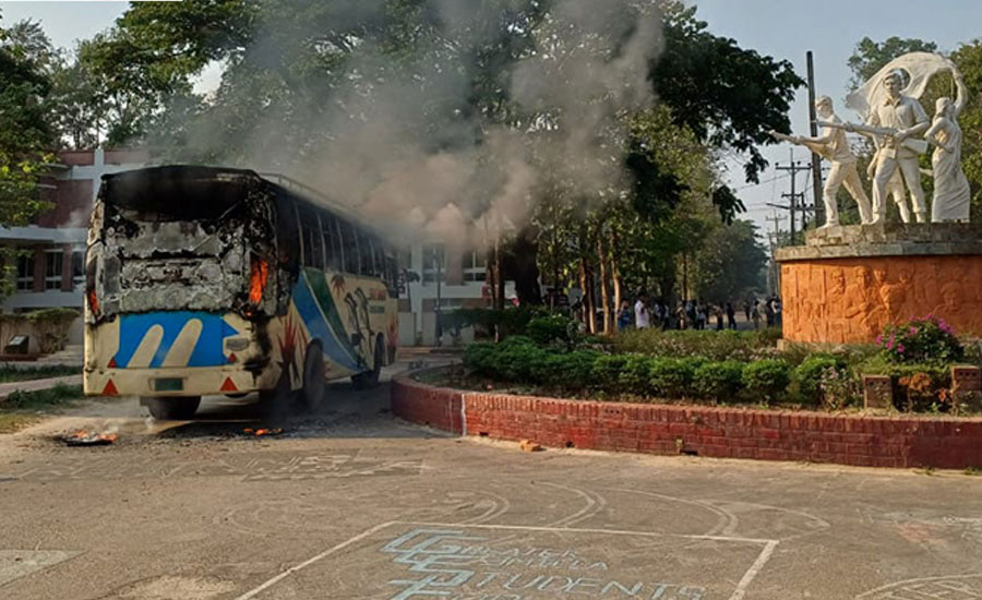 চুয়েট বন্ধ ঘোষণা, বাসে আগুন ক্ষুব্ধ শিক্ষার্থীদের