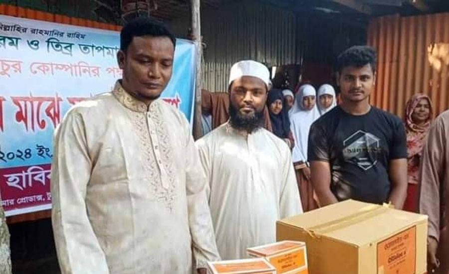 কুড়িগ্রাম স্কুল শিক্ষার্থীর মাঝে ব্যবসায়ী হাবিবুর রহমান হাবিবের স্যালাইন বিতরণ