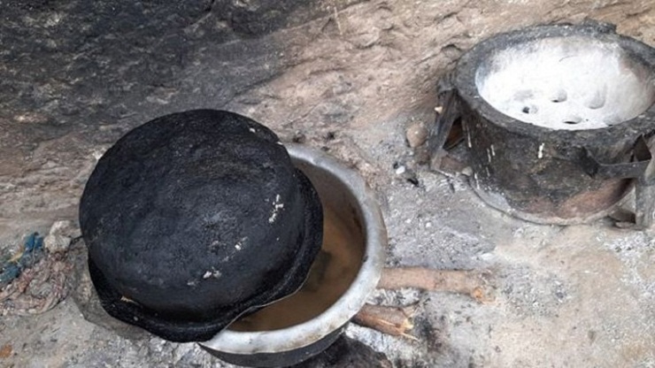 কেনিয়ায় ক্ষুধার্ত সন্তানদের সান্ত্বনা দিতে পাতিলে পাথর রান্না করছেন মা!