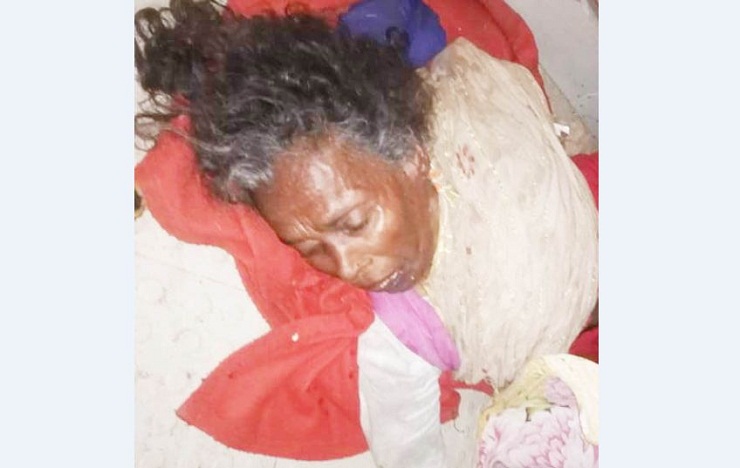 অসুস্থ বৃদ্ধাকে রাস্তার পাশে ফেলে গেল স্বজনরা