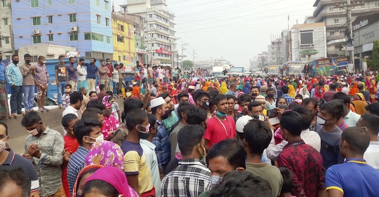 গাজীপুরে শ্রমিক ছাঁটাইয়ের প্রতিবাদে মহাসড়ক অবরোধ