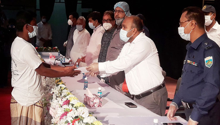আত্মসমর্পণকারী ৬৭ চরমপন্থী পেলেন প্রধানমন্ত্রীর আর্থিক অনুদান