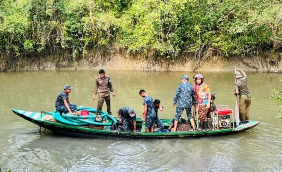 সুন্দরবনের আগুন নেভাতে যোগ দিয়েছে নৌ ও বিমানবাহিনী