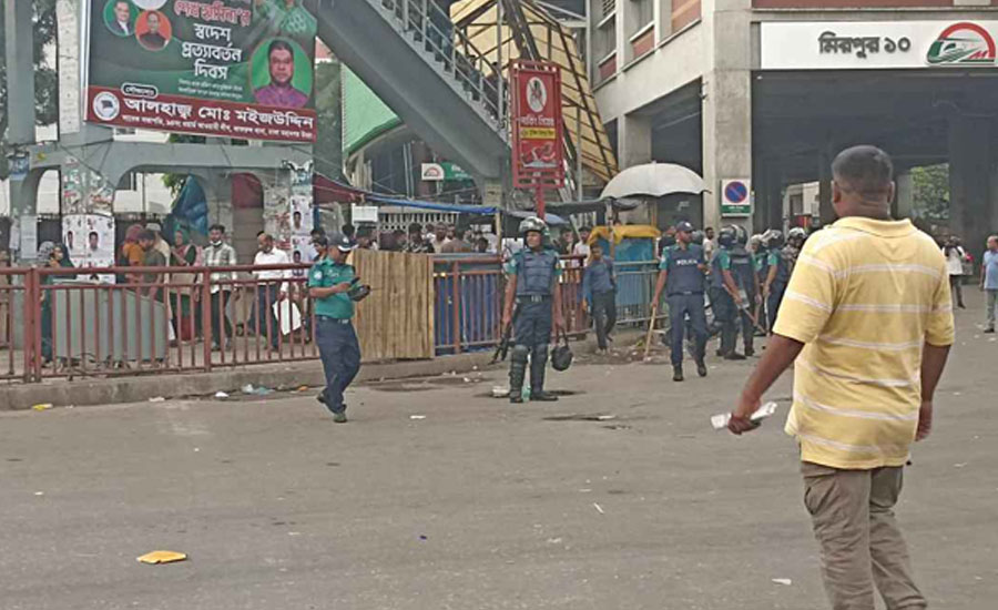 মিরপুরে ব্যাটারিচালিত রিকশাচালকদের বিক্ষোভ, ২ মামলায় আসামি ১৮০০