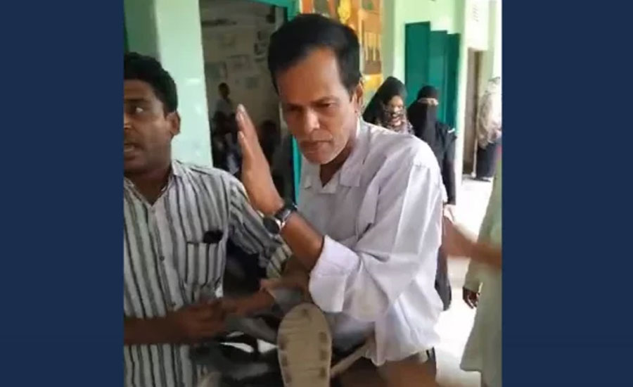 ছাত্রীকে যৌন হয়রানির দায়ে শিক্ষককে মারধর করে পুলিশে দিল স্থানীয়রা