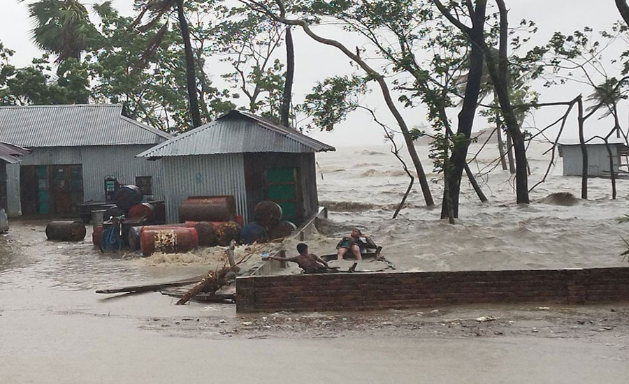 আঘাত হানতে শুরু করেছে ঘূর্ণিঝড় রেমাল