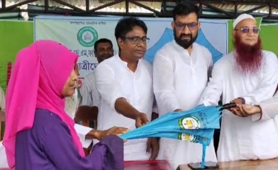 হাকিমপুরে চার শত জন  শিক্ষার্থী কে  ছাতা উপহার