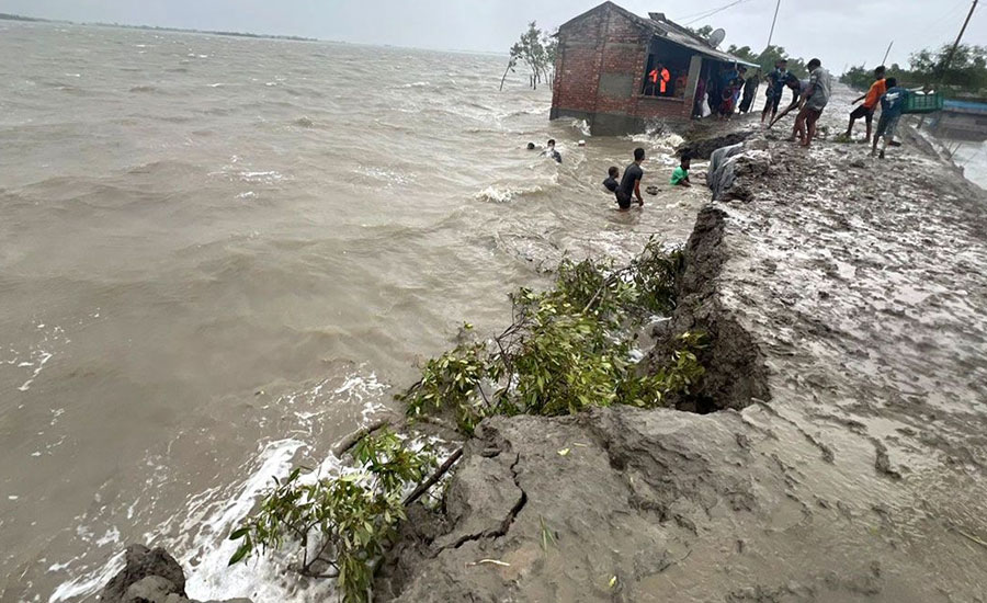 কাঁপছে উপকূল, আতঙ্ক বাড়াচ্ছে ঝুঁকিপূর্ণ বেড়িবাঁধ