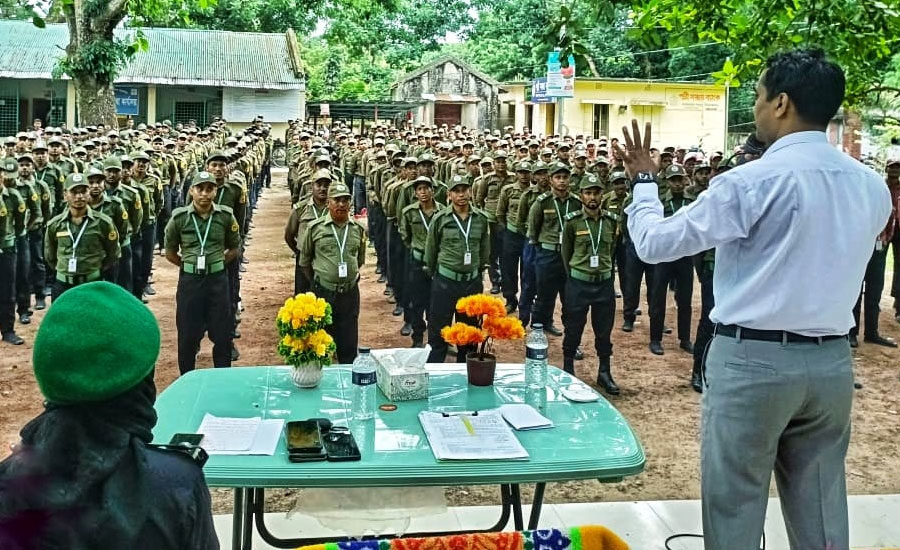নির্বাচন উপলক্ষে খানসামায় আনসার সদস্যদের ব্রিফিং ও প্রশিক্ষণ