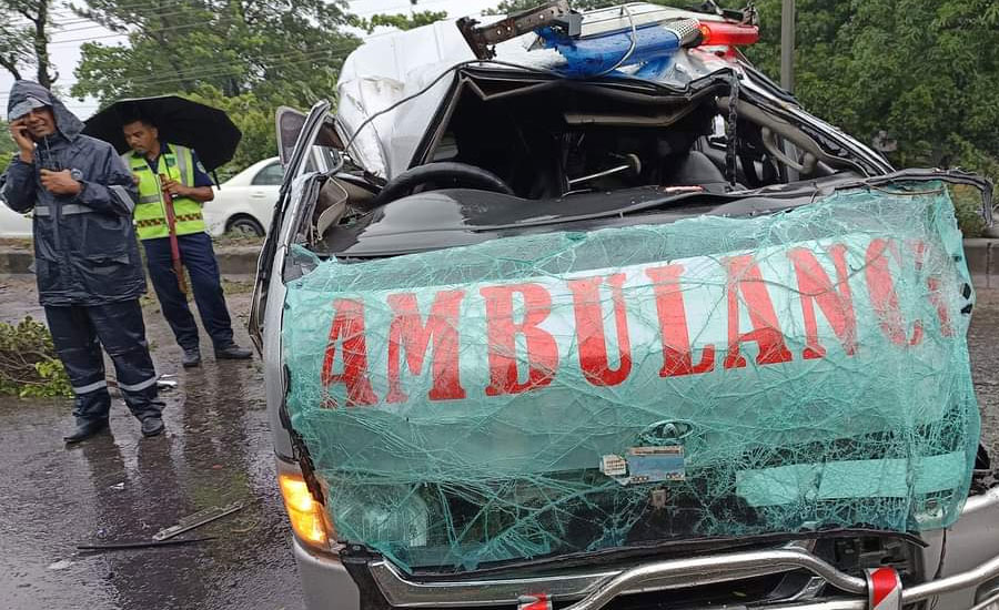 সোনারগাঁয়ে সড়ক দুর্ঘটনায় অ্যাম্বুলেন্স যাত্রী নিহত আহত -১ 