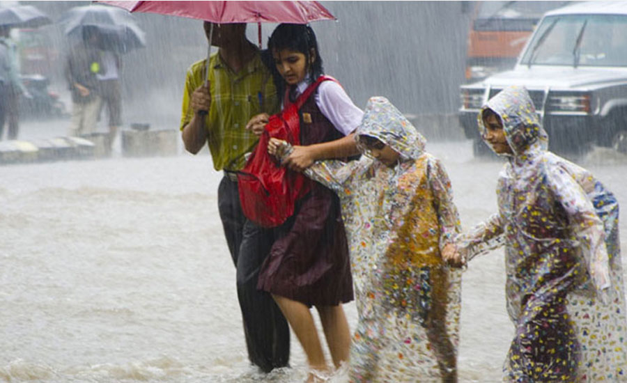 বৃষ্টিতে বাইরে বের হলে ছাতা ছাড়াও এই ৫ জিনিস রাখুন ব্যাগে