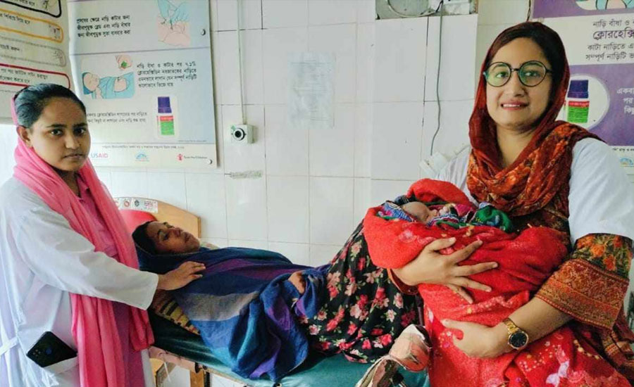 নোয়াখালী হাতিয়ায় ঝড়ের রাতে মোবাইলের টর্চের আলোতে ২ নবজাতকের জন্ম