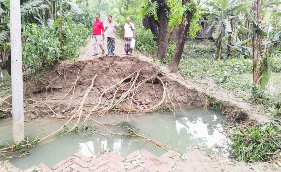 ঘূর্ণিঝড় রেমাল:বাঁধ ভেঙে চলাচল বিচ্ছিন্ন সহ পানি বন্দি ৪০০ পরিবার 