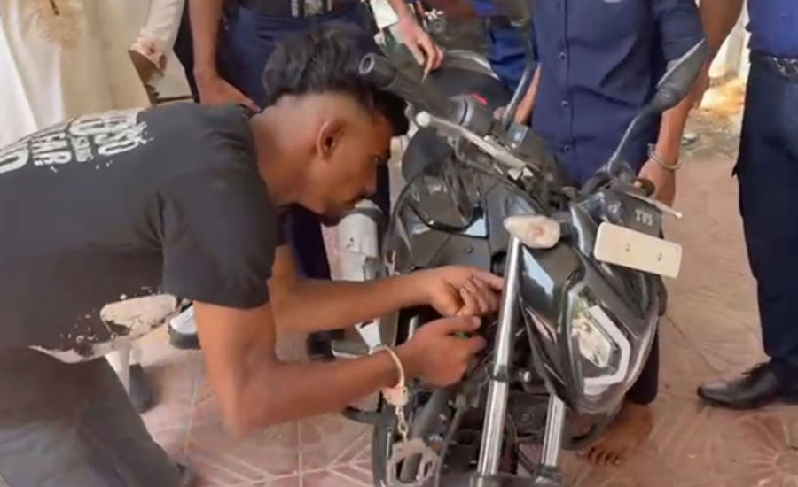 দুই মিনিটে বাইক চুরির কৌশল দেখালেন হ্যান্ডকাপ পরা আসামি