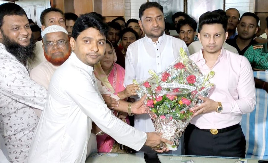 নোয়াখালীর সূর্বনচর উপজেলার নব নিবাচিত চেয়ারম্যানকে  ফুলেল শুভেচ্ছা
