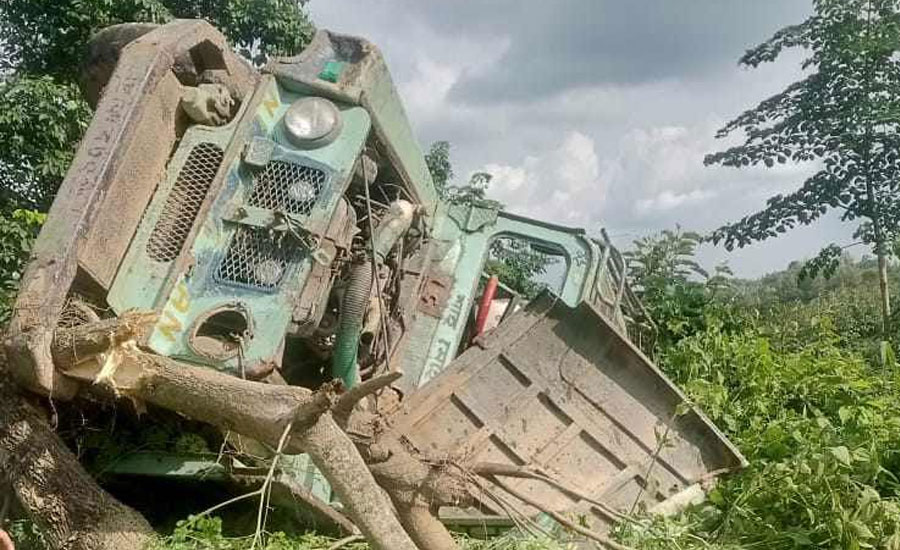 কারিগর পাড়ায় লাকড়ি বোঝায় জীপ উল্টে  নিহত ১, আহত ২