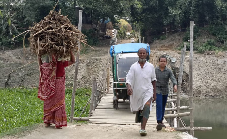 ইছামতী নদীতে একটি ব্রীজের অভাবে ভোগান্তি'তে কয়েক গ্রামের মানুষ
