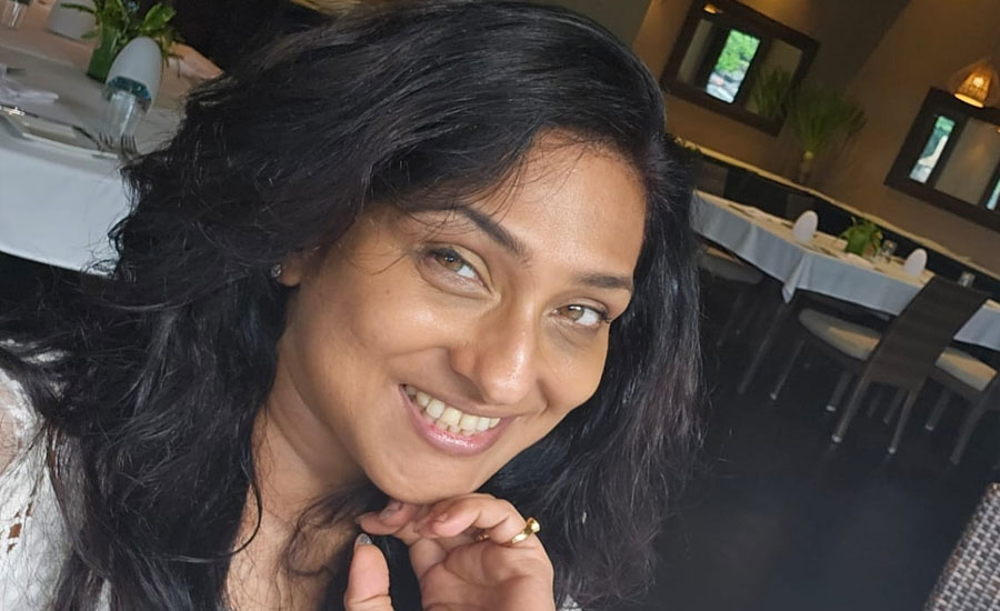 মেকআপহীন খোলামেলা ছবিতে ট্রলের মুখে ঋতুপর্ণা