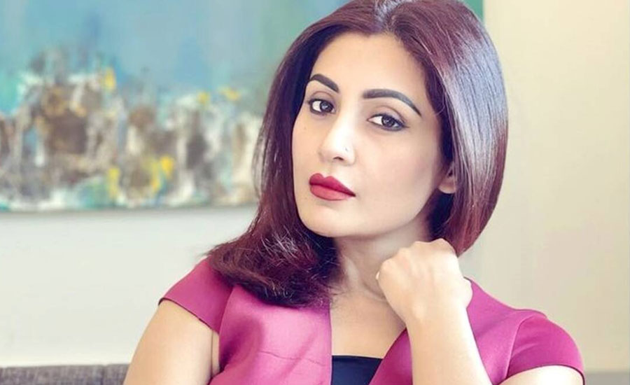 অভিনয় থেকে দূরে থাকার কারণ জানালেন বাঙালি নায়িকা রিমি সেন